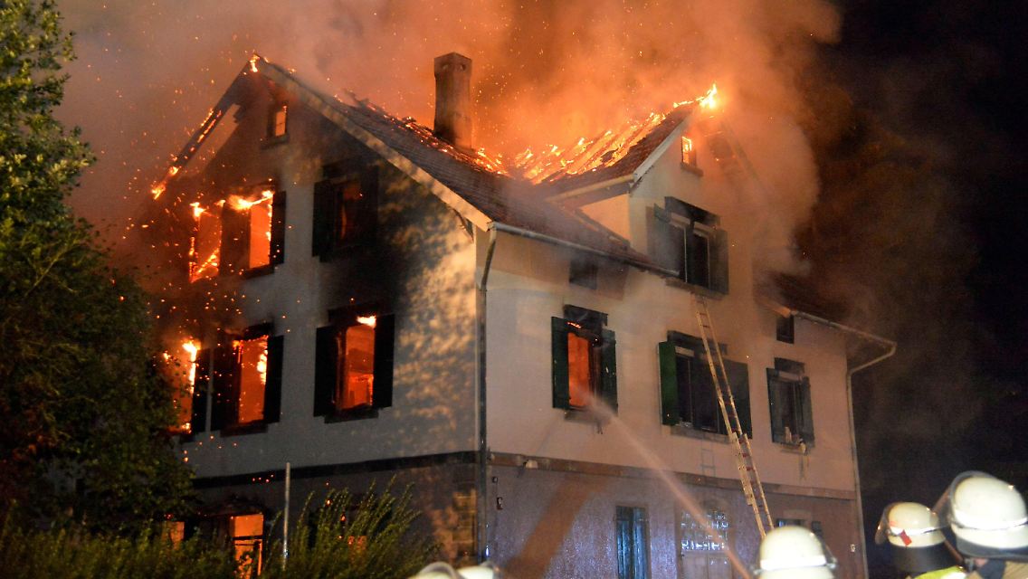 Der dreistöckige Altbau in Weissach wurde bei dem Feuer weitgehend zerstört.