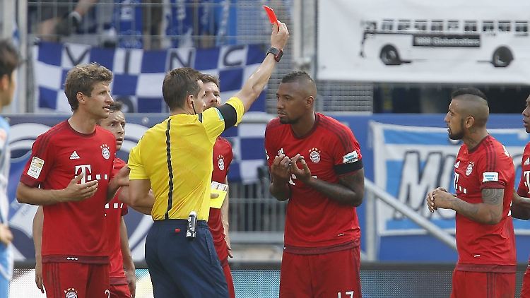 Und tschüss: Schiedsrichter Tobias Stielerzeigt Jérôme Boateng die Rote Karte.