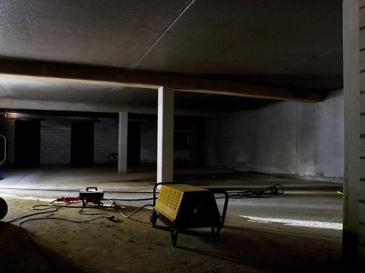 Ein feuchter Keller ist oft baubedingt. Moderne Häuser sind nicht so häufig betroffen wie solche, die vor 1975 gebaut wurden und deren aufsteigende Wände nicht oder nicht gut abgedichtet wurden.