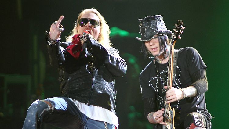 Eine Annäherung zwischen Axl Rose (l.) und Slash wurde beinahe für unmöglich gehalten. Seinen Platz bei Guns N'Roses übernahm unter anderem DJ Ashba (r.).