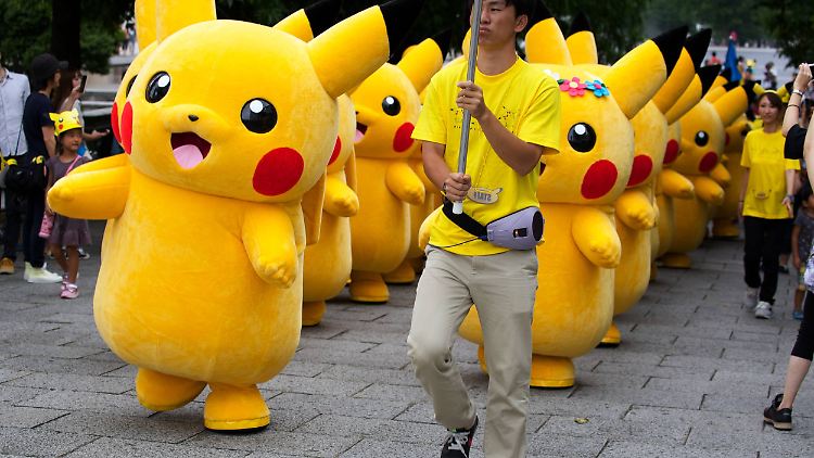 Pikachu-Figuren bei einem Auftritt in Yokohama.