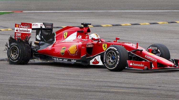 Fetzen fliegen: In der vorletzten Runde platzt Vettel der hintere Reifen.