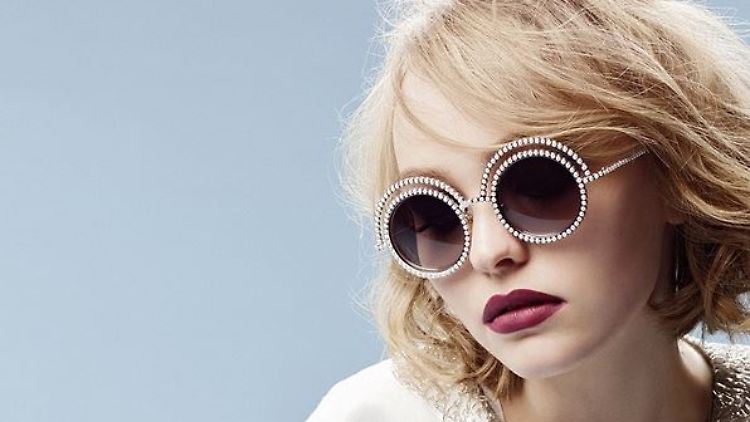 Als Chanel-Model macht es Lily-Rose Depp wie Mama Vanessa Paradis, als Aktivistin eher wie Miley Cyrus.