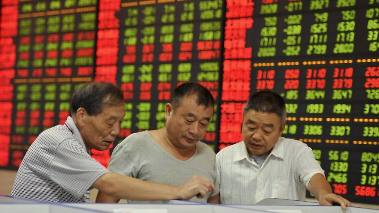 Hoffen auf bessere Zeiten: Kleinanleger im chinesischen Fuyang.