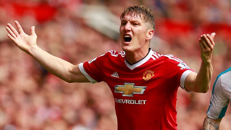 Rot steht ihm halt: Bastian Schweinsteiger auch.