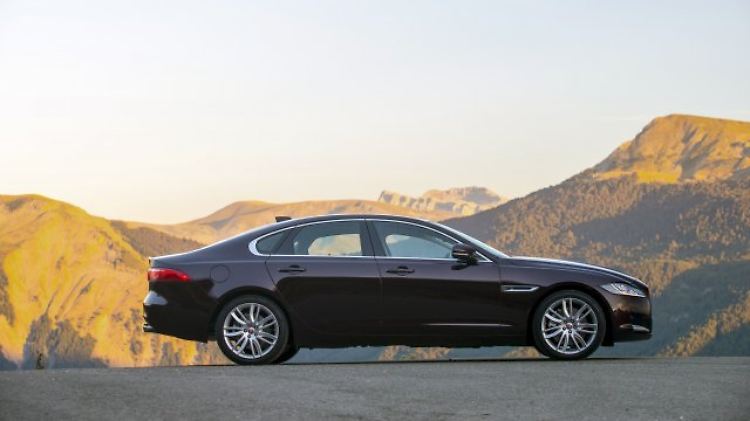 Die Einstiegsversion des neuen XF wiegt mit 1545 Kilogramm nicht nur rund 190 Kilo weniger als sein 2008 eingeführter Vorgänger, sondern ist auch etwa 80 Kilogramm leichter als ein vergleichbarer Audi A6.