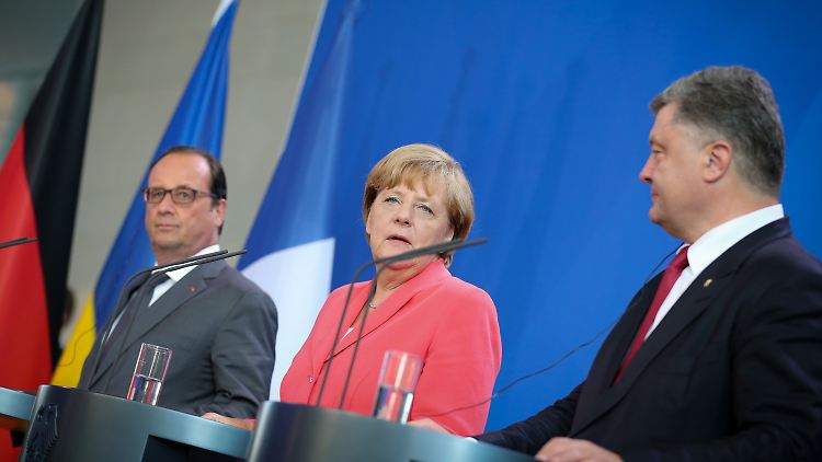 Bundeskanzlerin Angela Merkel (CDU) empfing Francois Hollande (l.) und den Petro Poroschenko in Berlin.
