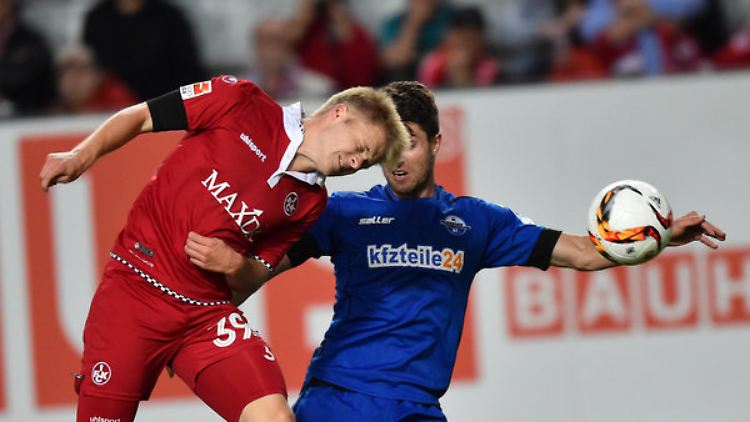 Kaiserslauterns Jean Zimmer (l) geht es gegen Paderborns Moritz Stoppelkamp energischer an.