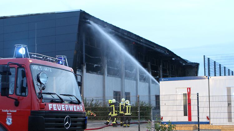 Die Feuerwehr ließ die Halle schließlich kontrolliert abbrennen.