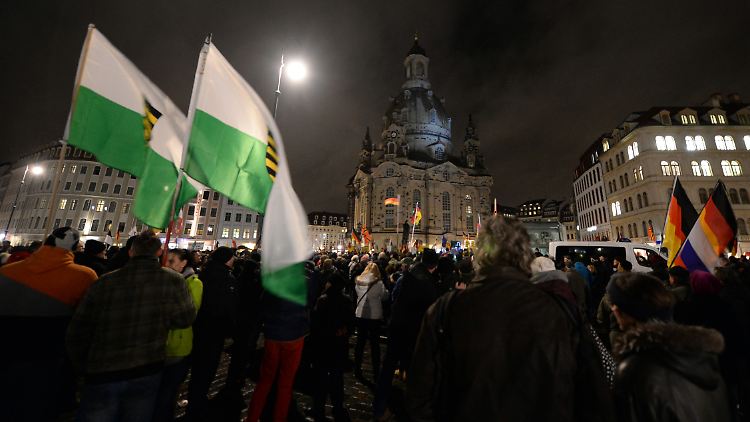 Sachsen-Fahnen auf einer Pegida-Demonstration: Der Lokalpatriotismus ist in Sachsen stärker als in anderen Bundesländern.