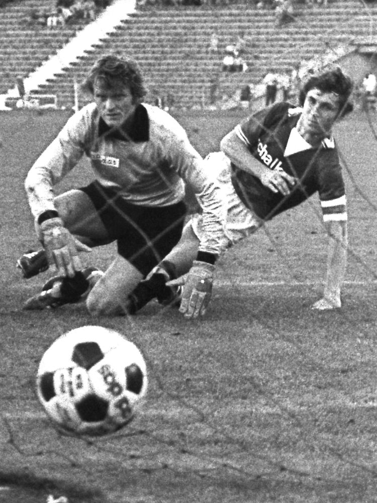 Der unverwüstliche Maier verpasste 13 Jahre lang kein einziges Bundesligaspiel für den FC Bayern. Erst ein schwerer Autounfall beendete diese Rekordserie.