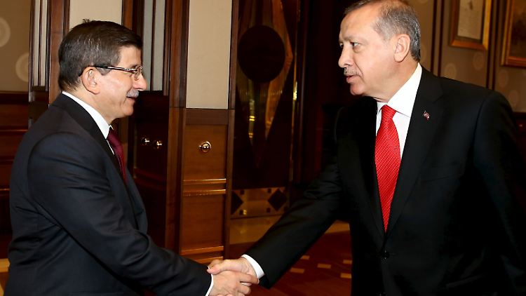 Ahmet Davutoglu (l) gelang es bisher nicht, eine Koalition zu schmieden. Jetzt gibt es Neuwahlen.