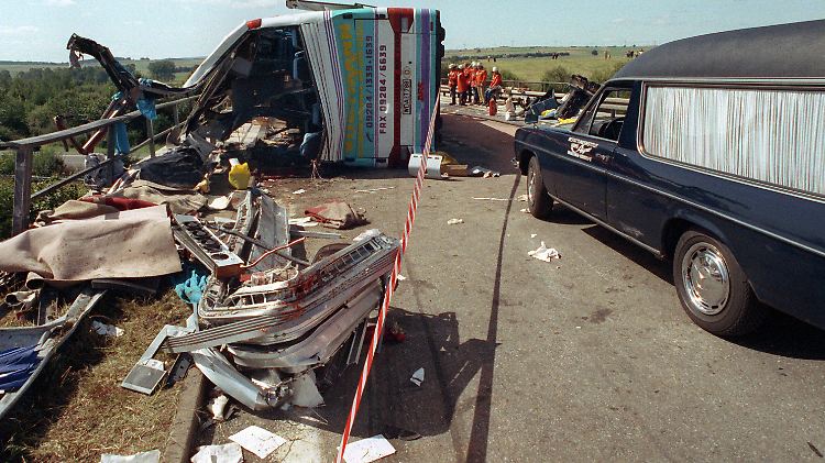 1992 sterben 21 Menschen beim schwersten Unglück der vergangenen Jahre bei Donaueschingen. 