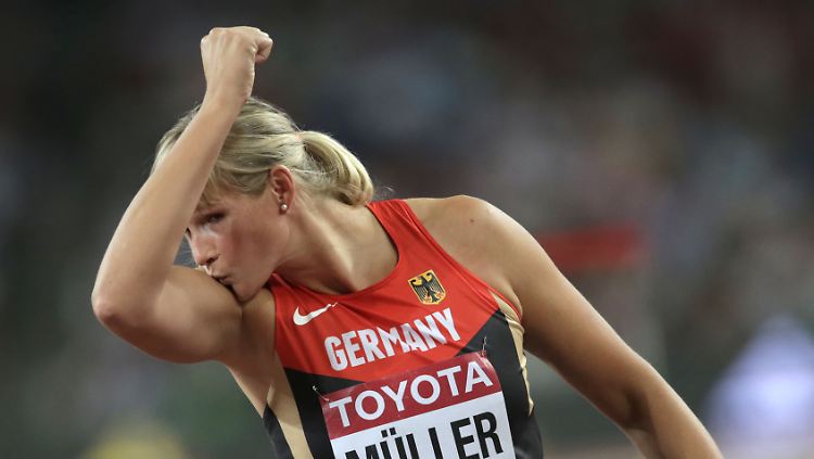 Nach ihrem Bronze-Gewinn herzte sich Diskuswerferin Nadine Müller in Peking selbst.