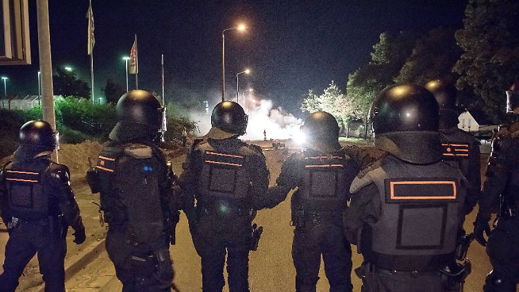 Polizisten bei rechtsextremen Ausschreitungen vor einer Flüchtlingsunterkunft in Pirna Ende August..