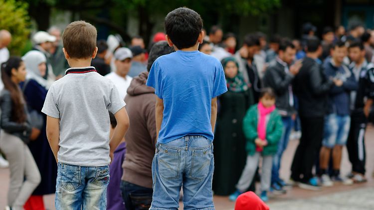 Flüchtlinge im Erstaufnahmelager für Flüchtlinge im niedersächsischen Friedland: Das eigentlich für rund 700 Menschen konzipierte Lager im Landkreis Göttingen ist zur Zeit mit mehr als 3000 Menschen belegt.