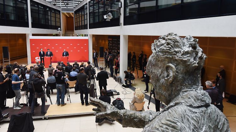 Im Atrium der SPD-Zentrale: die Willy-Brandt-Skulptur von Rainer Fetting (Archivbild).