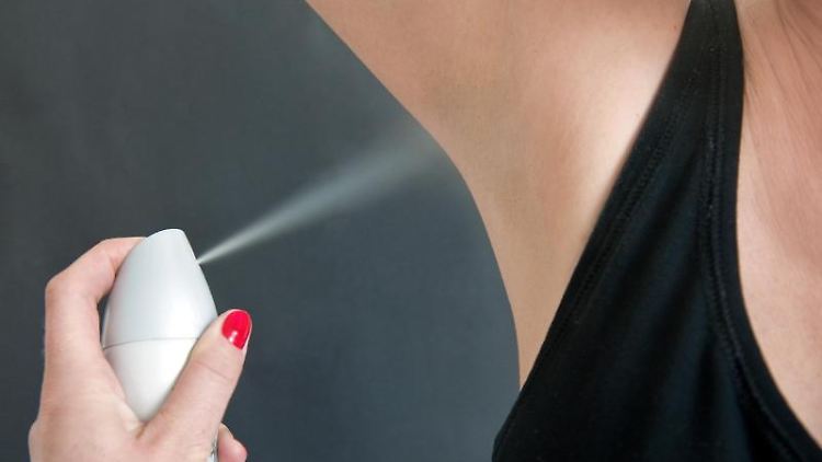 In vielen Deodorants werden Aluminiumsalze eingesetzt, der Körper nimmt aber weniger davon auf als angenommen.