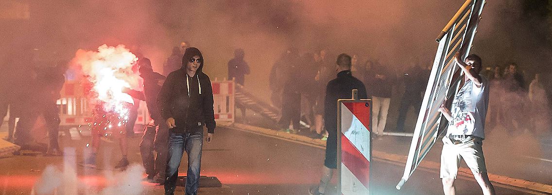 In Heidenau gab es gewalttätige Ausschreitungen gegen Flüchtlinge. Nach Vizekanzler Gabriel besucht nun Kanzlerin Merkel die Gemeinde.
