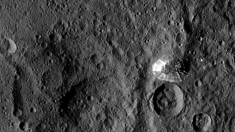Dieses Bild wurde am 19. August mit der Raumsonde Dawn aus einer Entfernung von 1470 Kilometern aufgenommen. Es zeigt einen sechs Kilometer hohen, pyramidenförmigen Berg.
