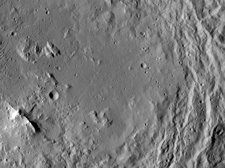 Gebirgskette im Urvara-Krater auf Ceres: Am 19. August 2015 wurde dieses Bild von der Kamera an Bord der Raumsonde Dawn aufgenommen.