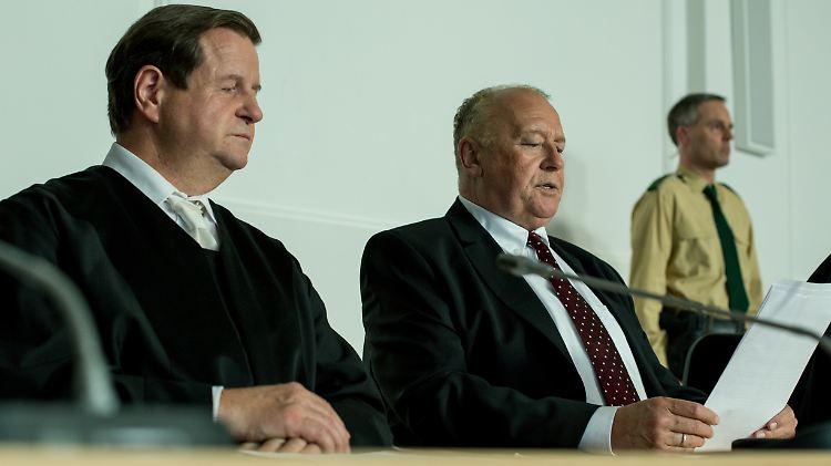 Gerichtsszene: Thomas Thieme als Uli Hoeneß (M.), Hanspeter Müller-Drossaart als sein Verteidiger Hans Feigen.