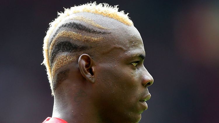 Ob blond oder schwarz: Mario Balotelli ist für seine haarigen Experimente bekannt. Der AC Milan setzt dem nun ein Ende.
