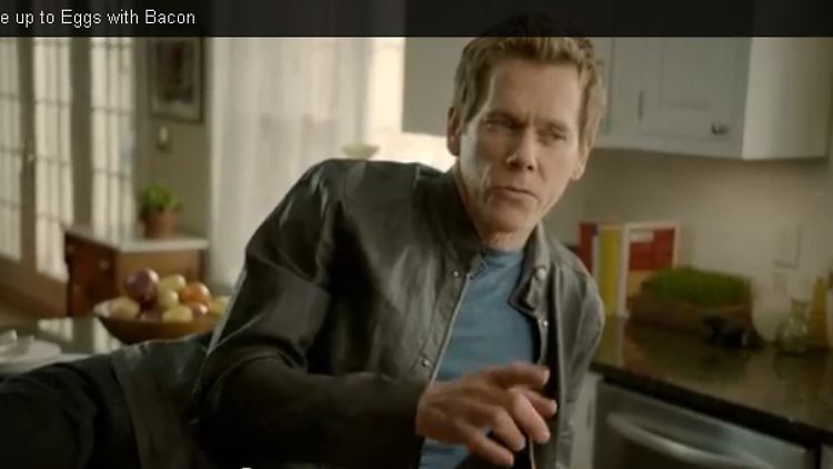 Posiert auf dem Küchentisch: Kevin Bacon
