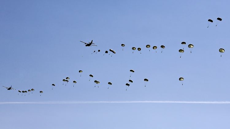 Seltener Anblick am Himmel über Bayern: Am Truppenübungsplatz Hohenfels üben mehr als 1000 Soldaten den gefechtsmäßigen Absprung.