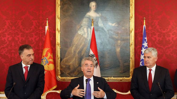 Der österreichische Präsident Heinz Fischer mit seinen Kollegen aus Montenegro, Filip Vujanovic (l.), und aus Bosnien, Dragan Covic (r.), in der Wiener Hofburg.