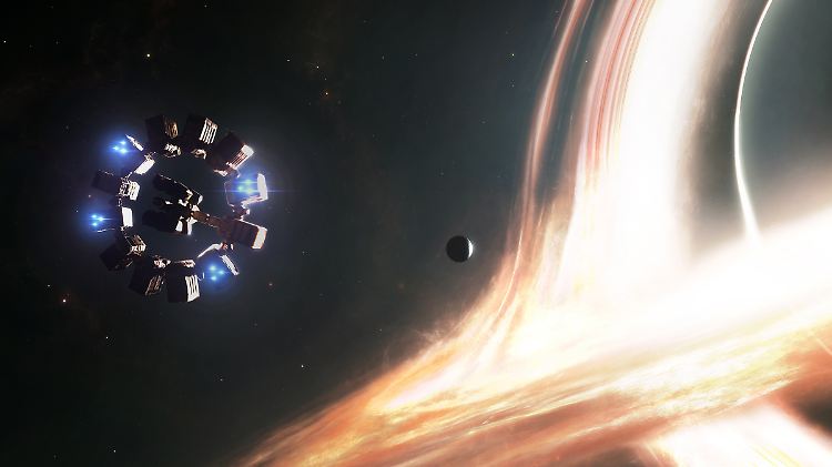 In dem Film "Interstellar" fliegt die Hauptfigur ebenfalls in das Schwarze Loch Gargantua - und überlebt.