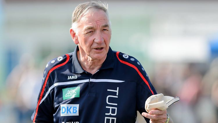 Turbine Potsdams Trainer Bernd Schröder will sich im Sommer 2016 zur Ruhe setzen.