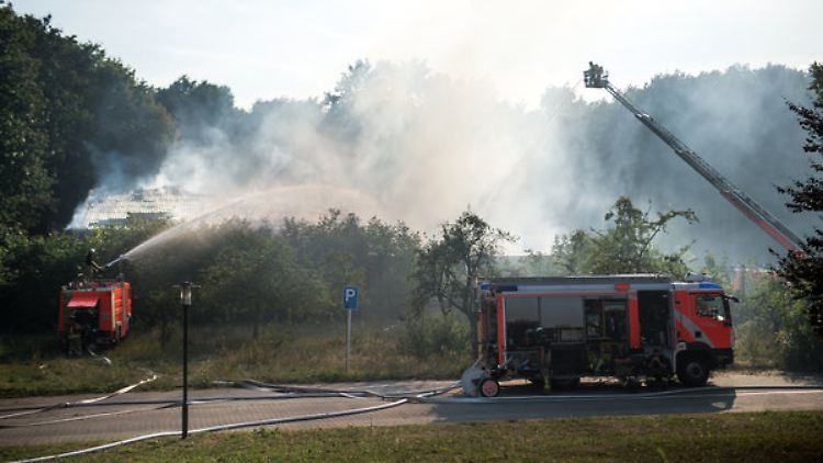 Die Feuerwehr lässt die Halle kontrolliert abbrennen.