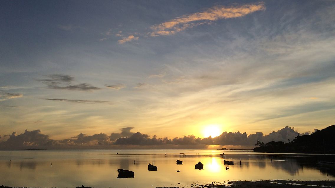 Dieses Foto von der untergehenden Sonne auf Hawaii möge Ihren Abend versüßen.