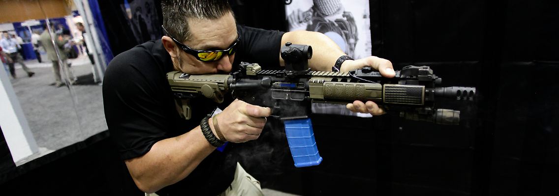 Schütze mit einer Bushmaster AR-15.