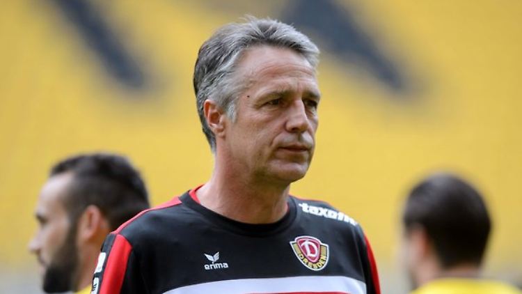 Uwe Neuhaus bleibt mit Dresden im Ligabetrieb ungeschlagen.