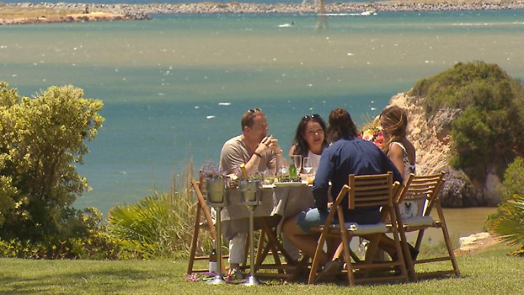 Beim Finale von "Die Bachelorette" nehmen Alisas Eltern die Rosen-Anwärter Patrick und Alex in die Mangel.