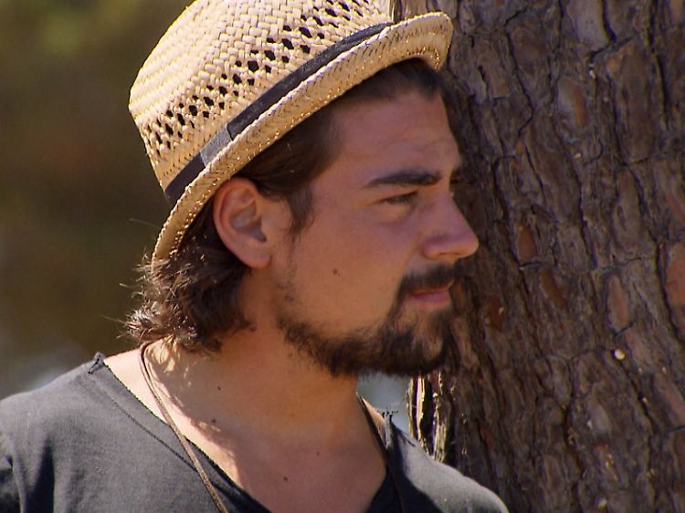 Ob er viele One-Night-Stands hat, will Alisas Mutter von Patrick wissen. Der antwortet artig.
