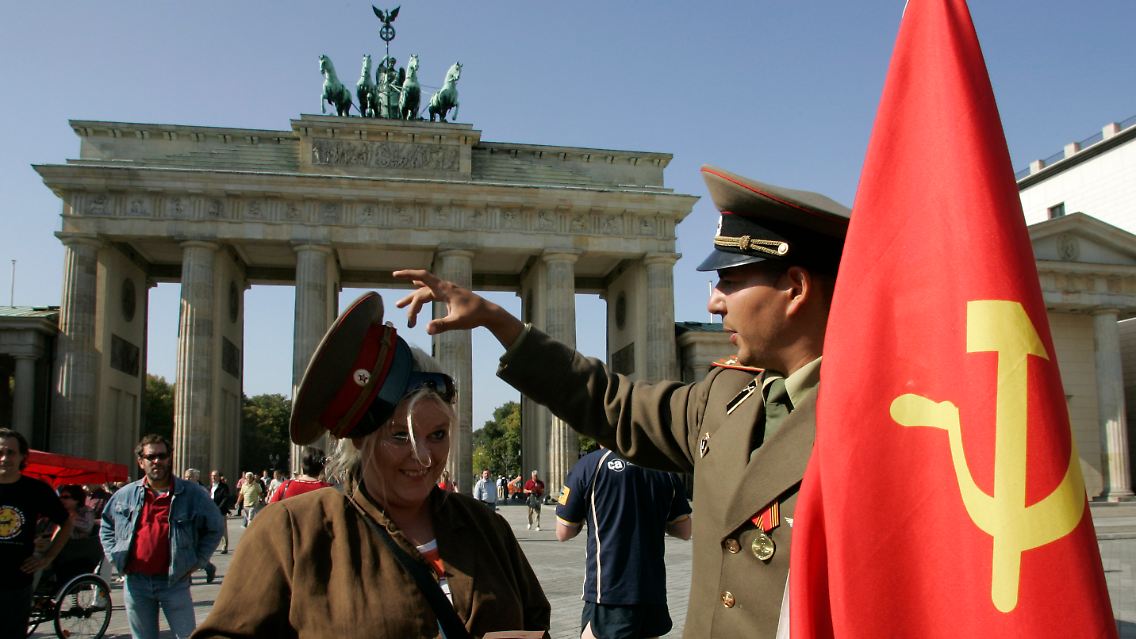 Magnet Berlin: Touristen vor dem Brandenburger Tor ...