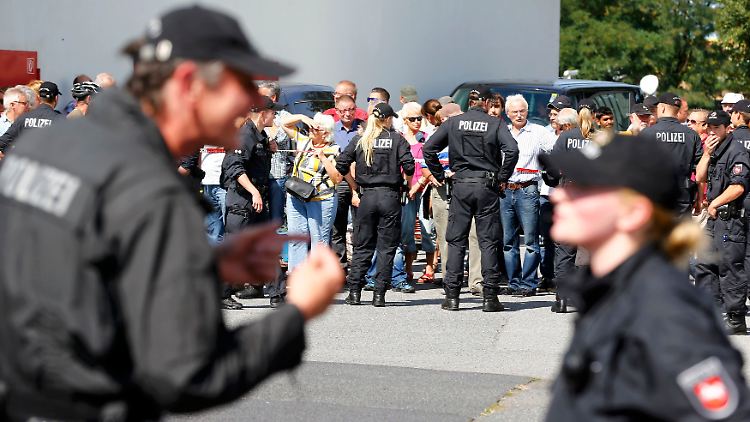 Flüchtlinge schützen, vor Unterkünften für Ordnung sorgen: Die Polizei sollte mehr Personal bekommen, sagt Politologe Timo Lochocki.