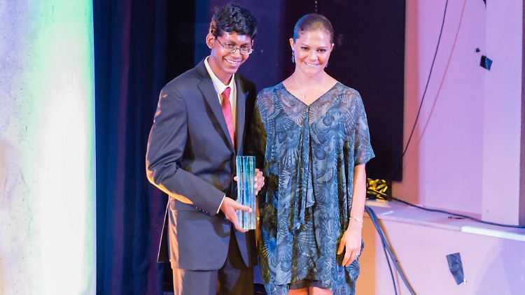 Umstandsmode? Victoria von Schweden mit einem Gewinner beim "Junior Water Prize".