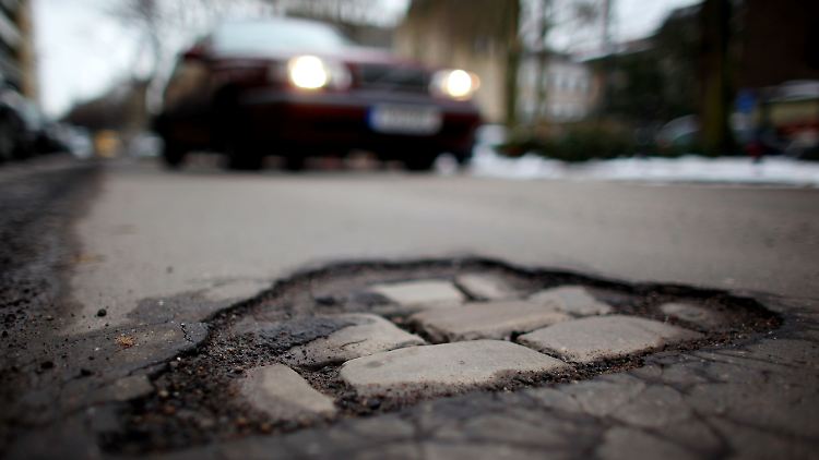 Schlaglöcher sind nicht nur unangenehm beim Fahren, sie können Autos auch ernsthaft schaden.