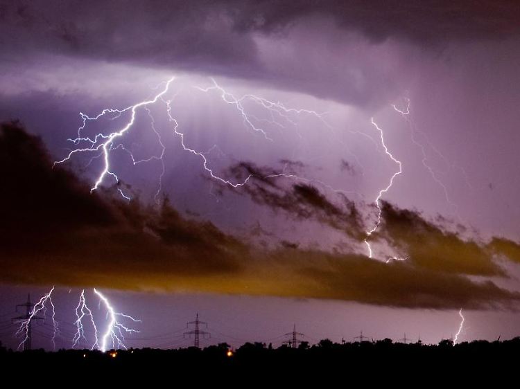 Jährlich schlagen Hunderttausende Blitze in Deutschland ein. Hausbesitzer können sich mit Blitzableitern vor Schäden schützen. Bewährt hat sich etwa die Stange auf dem Dach.