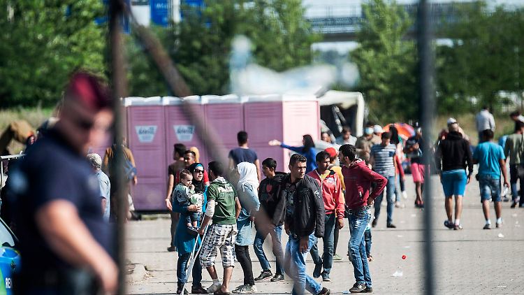 Transitland: Täglich kommen Tausende Fluchtlinge nach Ungarn.