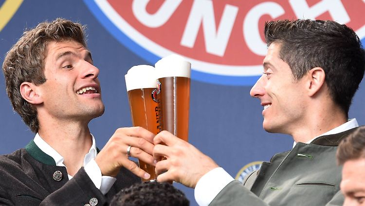 Die Bayern-Profis haben nach der Auslosung in Monaco durchaus Grund zum Anstoßen. In der Geschichte der Champions League mussten die Münchner durchaus schon in schwierigeren Gruppen antreten.