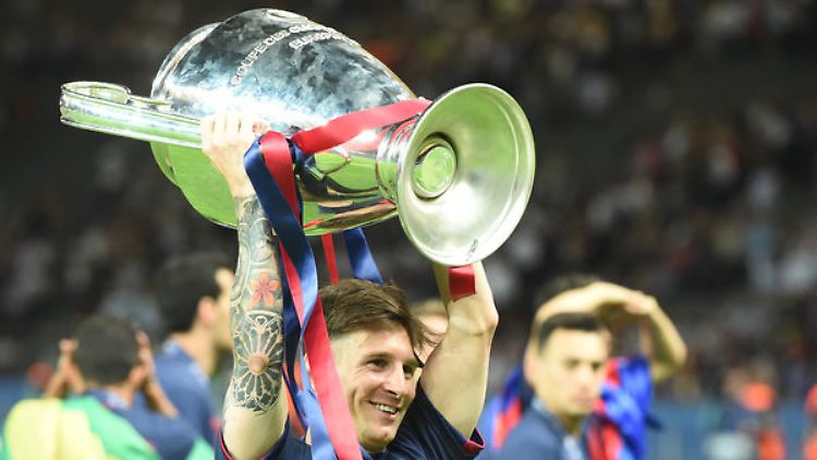 Messi stemmt nach dem Sieg über Juve die größte Trophäe des europäischen Vereinsfußballs.