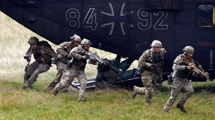 Staatsbürger mit heiklem Auftrag: Die Zweifel an der Zuverlässigkeit ihrer Waffen macht die Arbeit der Soldaten nicht einfacher.