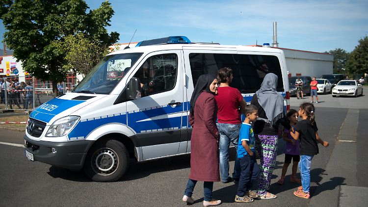Für das sächsische Heidenau wurde ein Versammlungsverbot erlassen, weil die Polizei mit der dortigen Lage überfordert ist.