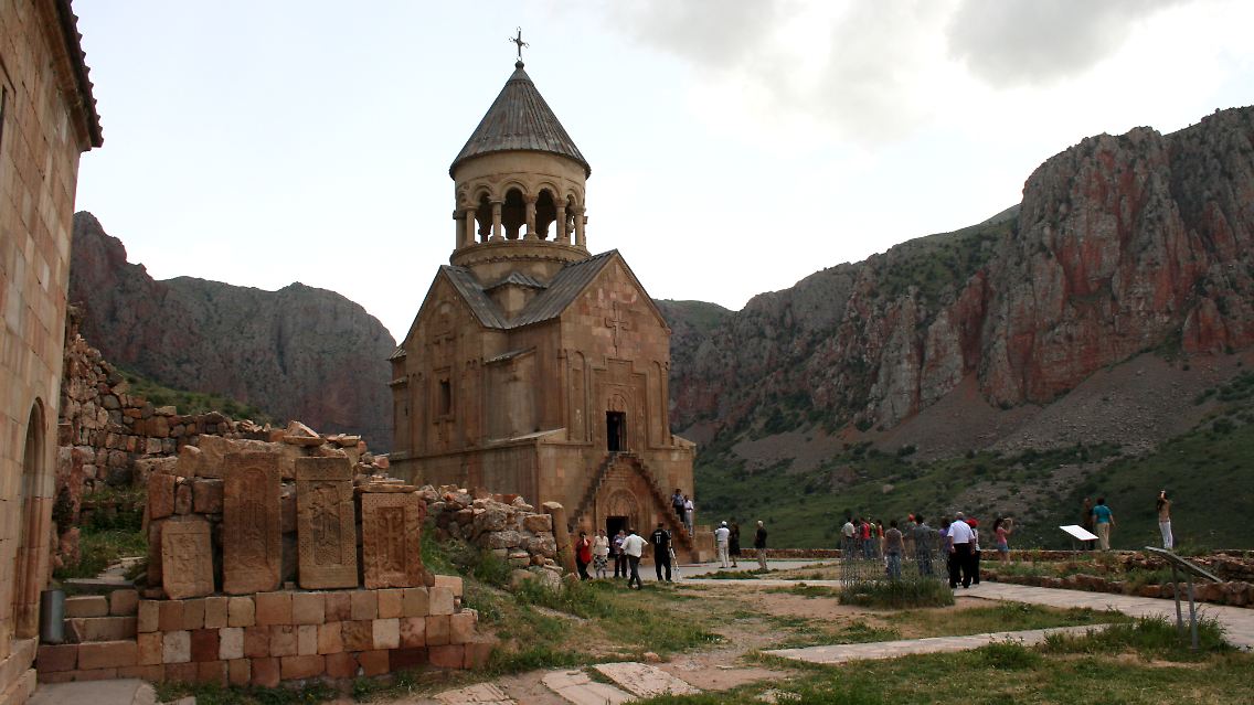 Zahlreiche Kirchen wie diese in Norawank zeugen von der 1700-jährigen christlichen Tradition Armeniens.