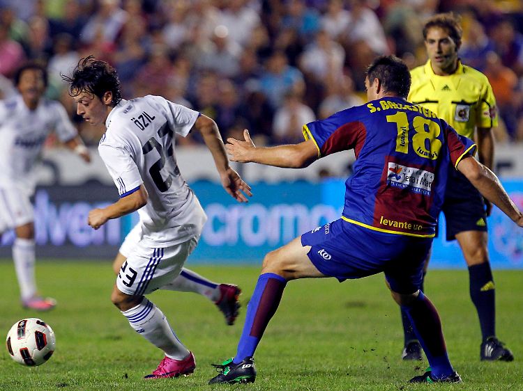 Gegen Levante auf dem Platz, aber nicht im Spiel: Nationalspieler Mesut Özil.